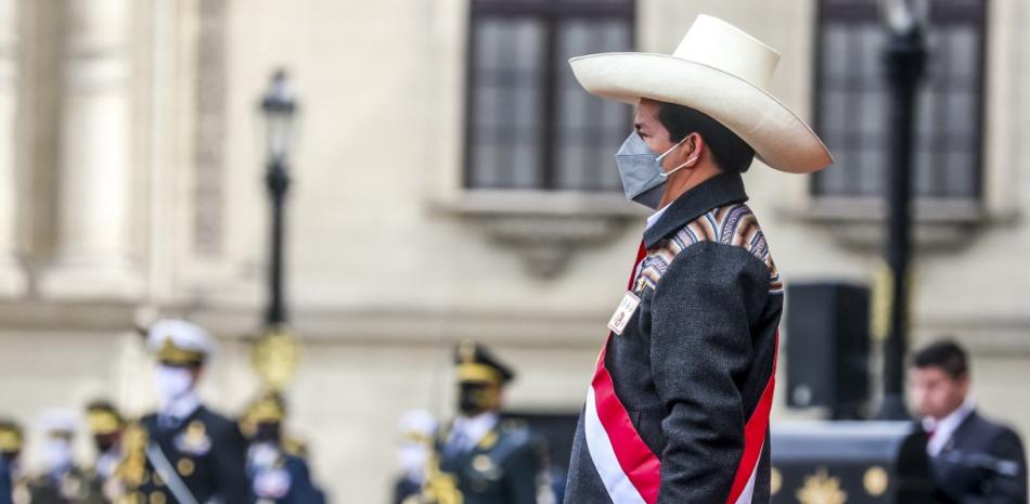 En esta imagen difundida por la oficina de prensa de la Presidencia peruana, el presidente Pedro Castillo asiste a una ceremonia donde es reconocido como Jefe Supremo de las Fuerzas Armadas y de la Policía Nacional en el Palacio Presidencial de Lima, el 5 de agosto de 2021.

Foto: AFP
