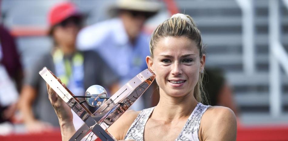 Camila Giorgi posa con el trofeo que obtuvo tras dejar superar a Karolina Pliskova,