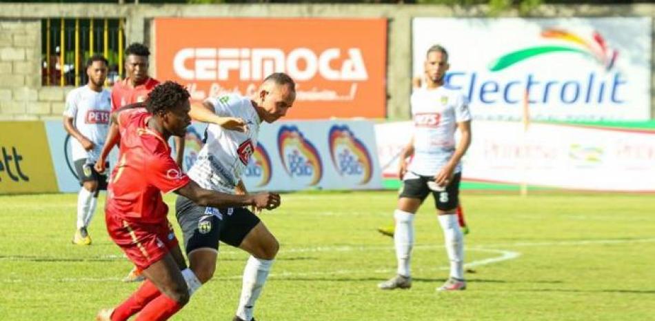 Acción del partido entre los equipos de Moca y Jarabacoa correspondiente a la Liguilla de la Liga Dominicana de Fútbol.