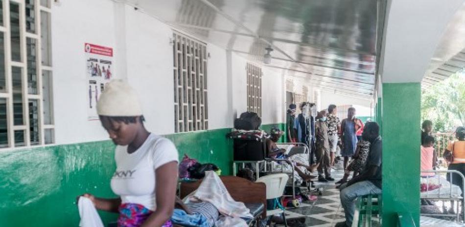Personas siendo atendidas y esperando su turno en un hospital en Haití. / AFP