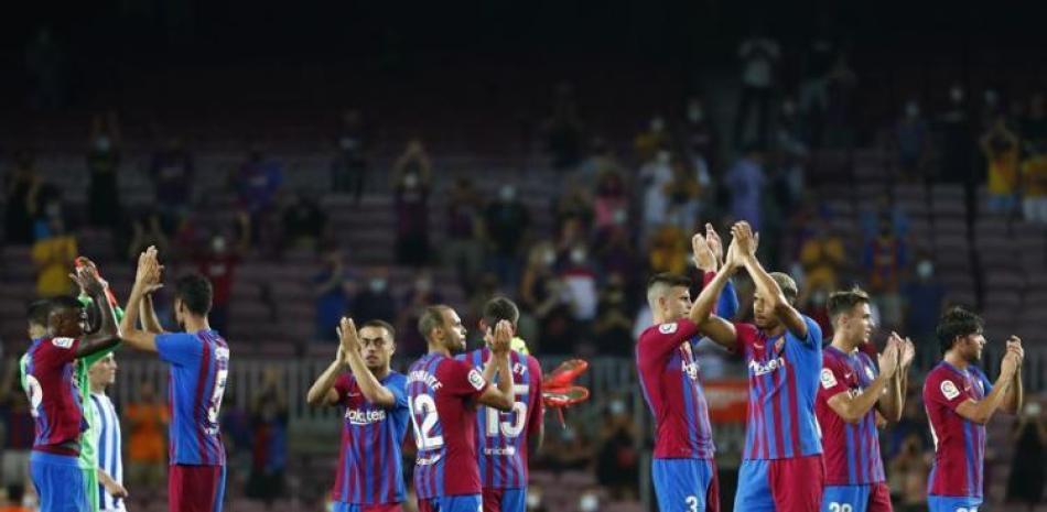 Jugadores del Barcelona aplauden a los aficionados al final del partido de La Liga ante la Real Sociedad en el Camp Nou de Barcelona, España.