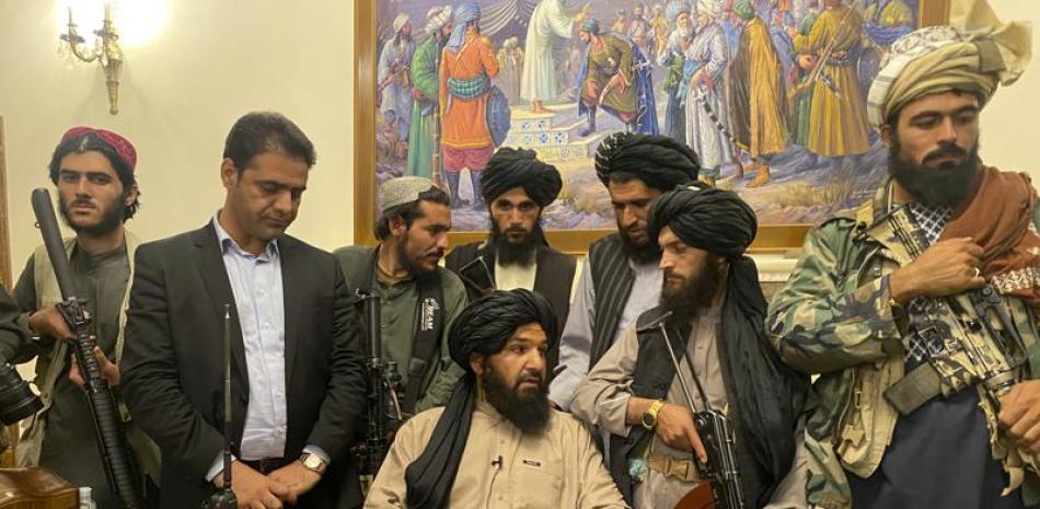Milicianos del Talibán toman el control del palacio presidencial afgano después de que el presidente Ashraf Ghani huyó del país, el domingo 15 de agosto de 2021, en Kabul, Afganistán.

Foto: AP/Zabi Karimi
