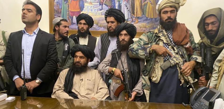 Milicianos del Talibán toman el control del palacio presidencial afgano después de que el presidente Ashraf Ghani huyó del país, el domingo 15 de agosto de 2021, en Kabul, Afganistán.

Foto: AP/Zabi Karimi