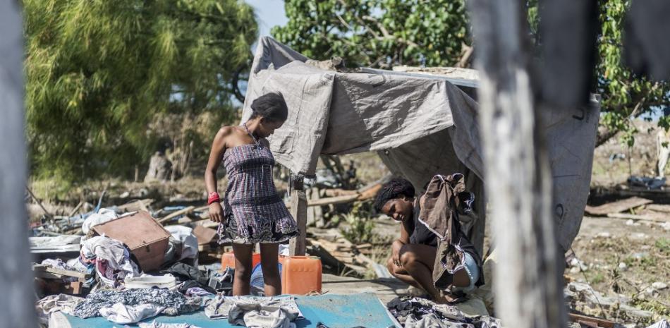 La gente limpia lo que queda de su hogar, ya que las pequeñas casas cerca de la costa fueron severamente dañadas por el desbordamiento del mar inmediatamente después del terremoto en Port-a-Piment, Haití el 16 de agosto de 2021.

Foto: REGINALD LOUISSAINT JR / AFP