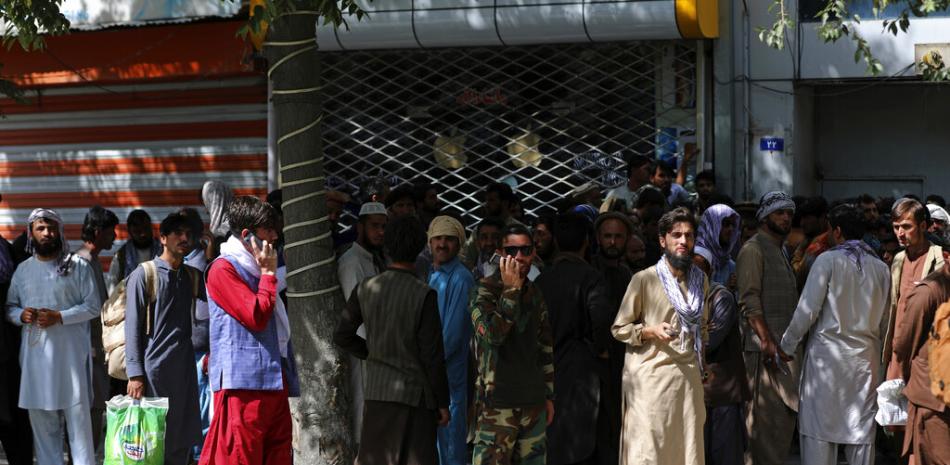 Afganos hacen largas filas el domingo 15 de agosto de 2021 para retirar dinero de un banco, en Kabul, Afganistán.

Foto: AP Foto/Rahmat Gul