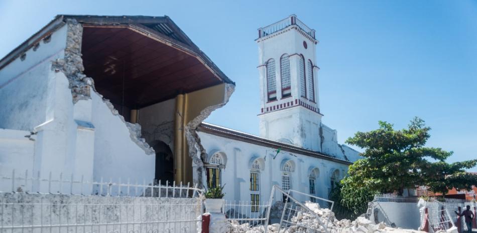Los escombros de un muro destruido se encuentran fuera de la iglesia "Sacré coeur des Cayes" en Les Cayes el 15 de agosto de 2021, luego de que un terremoto de magnitud 7.2 sacudiera la península suroeste del país.

Foto: Reginald LOUISSAINT JR / AFP