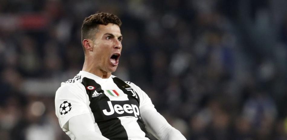 Cristiano Ronaldo de la Juventus celebra tras anotar el tercer gol de su equipo durante el partido de vuelta de octavos de final de la Liga de Campeones entre la Juventus y el Atlético de Madrid en el estadio Allianz de Turín, Italia, el martes 12 de marzo de 2019.

Foto: AP/ Antonio