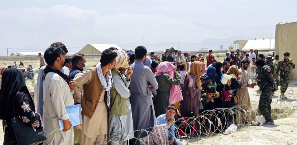 Personas formadas esperando a ingresar al aeropuerto internacional de Kabul, Afganistán, el 17 de agosto de 2021.

Foto: AP