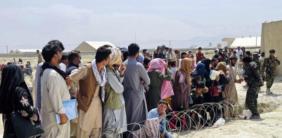Personas formadas esperando a ingresar al aeropuerto internacional de Kabul, Afganistán, el 17 de agosto de 2021. (AP Foto)
