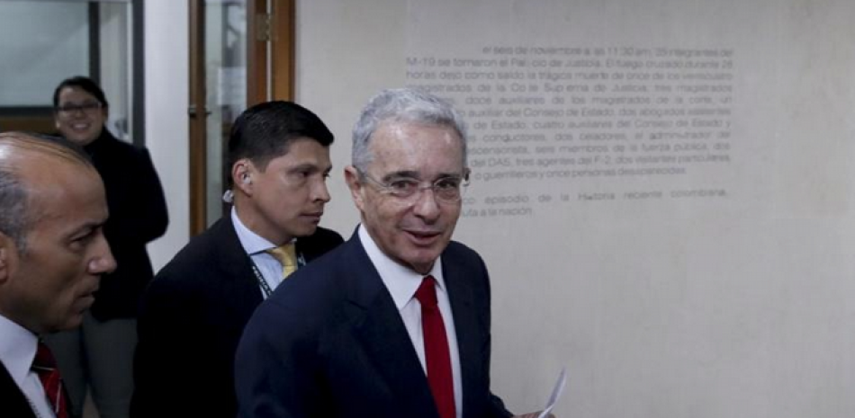 En esta fotografía de archivo del 8 de octubre de 2019, el senador y expresidente Álvaro Uribe llega a la Corte Suprema para ser interrogado en una investigación por cargos de manipulación de testigos en Bogotá. AP