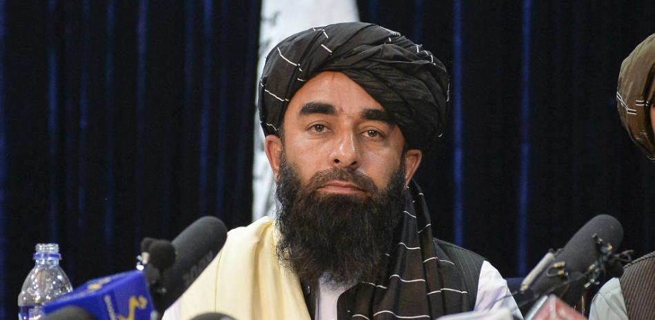 El portavoz de los talibanes, Zabihullah Mujahid, observa mientras se dirige a la primera conferencia de prensa en Kabul el 17 de agosto de 2021 después de la impresionante toma de posesión de Afganistán por los talibanes.

Foto: Hoshang Hashimi / AFP