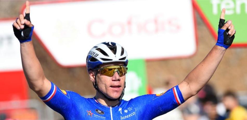 Fabio Jakobsen, del equipo Deceuninck-Quick Step, celebra tras superar la meta en el primer lugar en la cuarta etapa de la Vuelta a España.