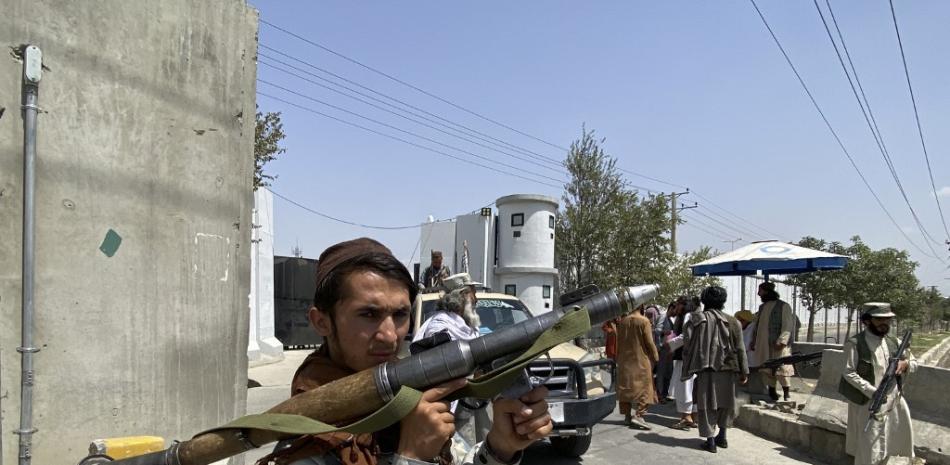 Un combatiente talibán sostiene un cohete RPG mientras hace guardia con otros en una puerta de entrada fuera del Ministerio del Interior en Kabul.Javed Tanveer / AFP