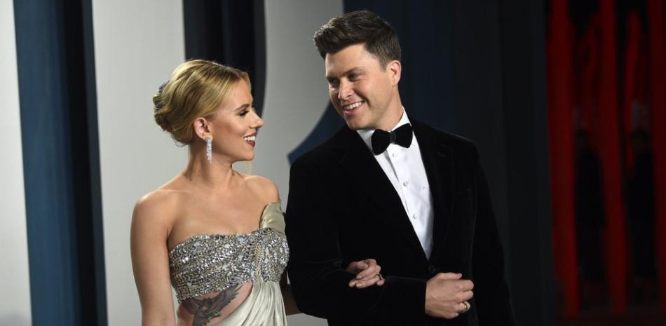 Scarlett Johansson y Colin Jost en los Globos de Oro en 2020. La pareja espera su primer bebé, En la foto del 9 de febrero del 2020 cuando llegaban a los Premios Oscar. (Foto: AP/Archivo):