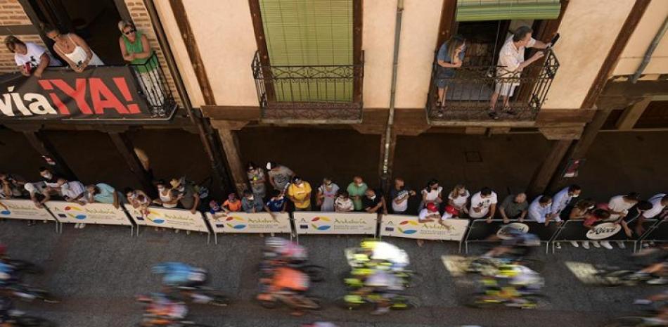 El pelotón de la Vuelta a España pasa por las calles de Burgo de Osma.
