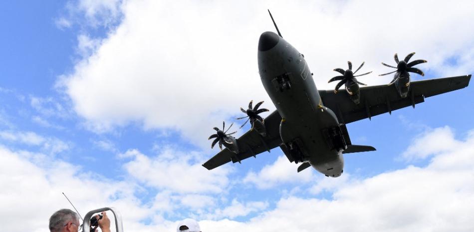 Un avión de transporte Airbus A400M de la Royal Air Force (RAF) se prepara para aterrizar en RAF Brize Norton, en el sur de Inglaterra, el 18 de agosto de 2021. Gran Bretaña ha evacuado a más de 2.000 afganos en los últimos días, dijo el primer ministro Boris Johnson a los legisladores convocados para un debate de emergencia. JUSTIN TALLIS / AFP