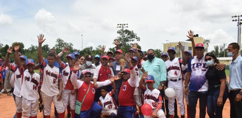 Junior Noboa, comisionado de béisbol de la República Dominicana, entrega el trofeo de campeón al equipo dominicano.