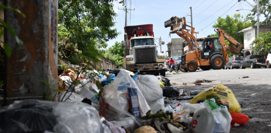 Las autoridades afirman que han recolectado más de 14,000 toneladas métricas de residuos de 45 vertederos improvisados en diferentes sectores de Santo Domingo Este.