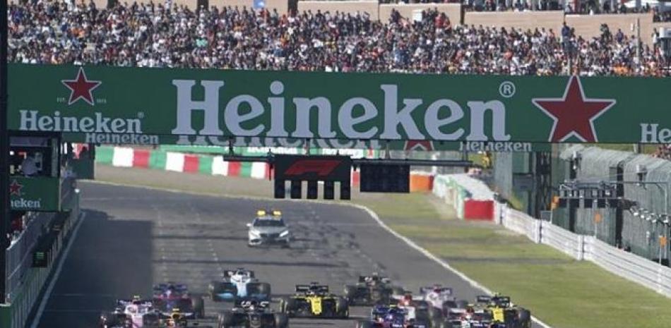 En esta imagen de archivo, tomada el 13 de octubre de 2019, monoplazas toman la salida del Gran Premio de Japón de Fórmula Uno, en el circuito de Suzuka.