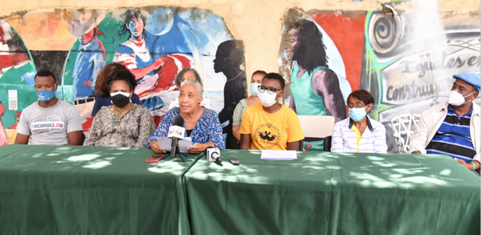 Activistas locales hablan a la prensa sobre campaña de recolección de comida y medicamentos para enviar a Haití.
