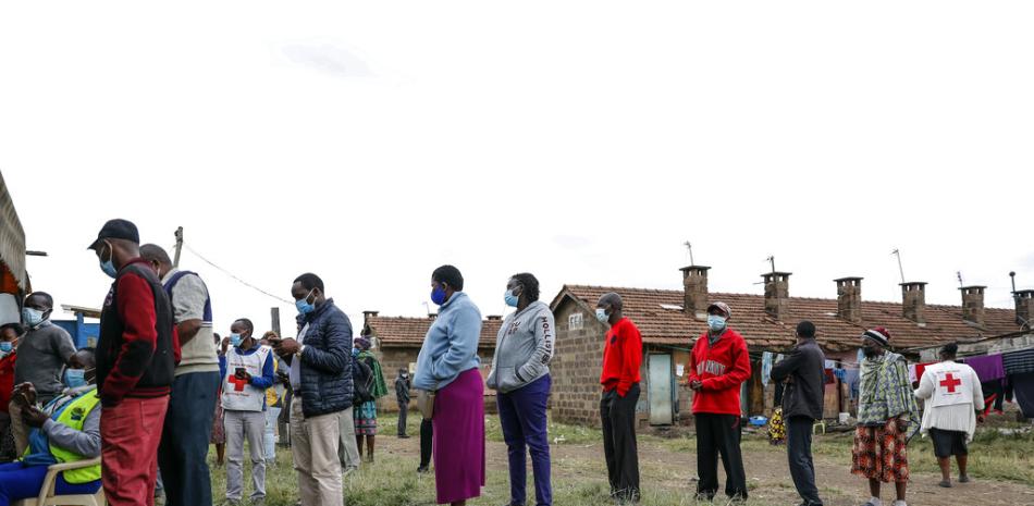 Kenianos hacen fila para recibir la vacuna contra el COVID-19 de AstraZeneca en Nairobi, Kenia, 14 de agosto de 2021.

Foto: AP/Brian Inganga
