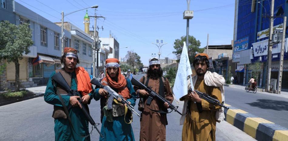 Un combatiente talibán monta guardia a lo largo de una carretera cerca del lugar de una procesión de Ashura que se lleva a cabo para conmemorar la muerte del Imam Hussein, nieto del profeta Mahoma, a lo largo de una carretera en Herat el 19 de agosto de 2021, en medio de la toma militar de Afganistán por los talibanes.

Foto: AREF KARIMI / AFP