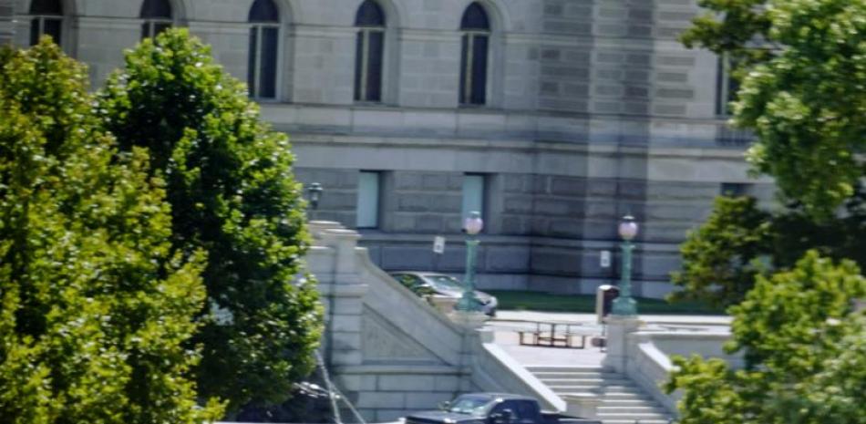 Una camioneta tipo pickup se encuentra estacionada sobre la acera frente al Edificio Thomas Jefferson, de la Biblioteca del Congreso, en una imagen tomada desde una ventana del Capitolio de Estados Unidos, el jueves 19 de agosto de 2021, en Washington. (AP Foto/Alex Brandon) esde una ventana del Capitolio de Estados Unidos, el jueves 19 de agosto de 2021, en Washington. (AP Foto/Alex Brandon)