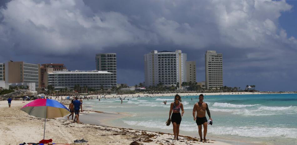 Turistas toman el sol en la playa antes de la llegada del huracán Grace, en Cancún, en el estado de Quintana Roo, México, el 18 de agosto de 2021.

Foto: AP/Marco Ugarte