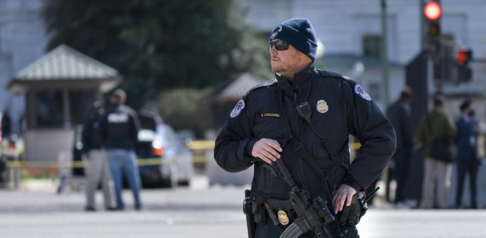 Un agente de la Policía del Capitolio patrulla con un arma automática el lugar donde un vehículo embistió una barricada el viernes 2 de abril de 2021, en Washington.

Foto: AP/Jacquelyn Martin