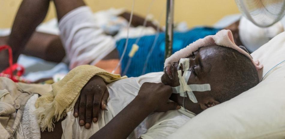 Un joven gravemente herido por el terremoto yace en una cama en el hospital "Communautaire de Référence" en Port-Salut en Port-Salut, Haití el 18 de agosto de 2021.

Foto: Reginald Louissaint/ AFP