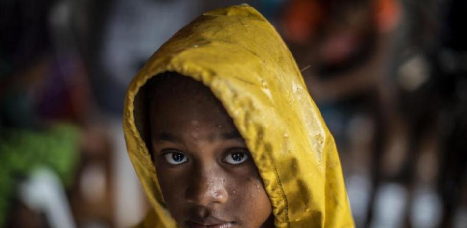 Una niña se protege de las fuertes lluvias con un impermeable al regresar a casa desde un refugio tras el paso del huracán Iota en Nicaragua, en Bilwi, el 16 de noviembre de 2020.

Foto, Unicef.org