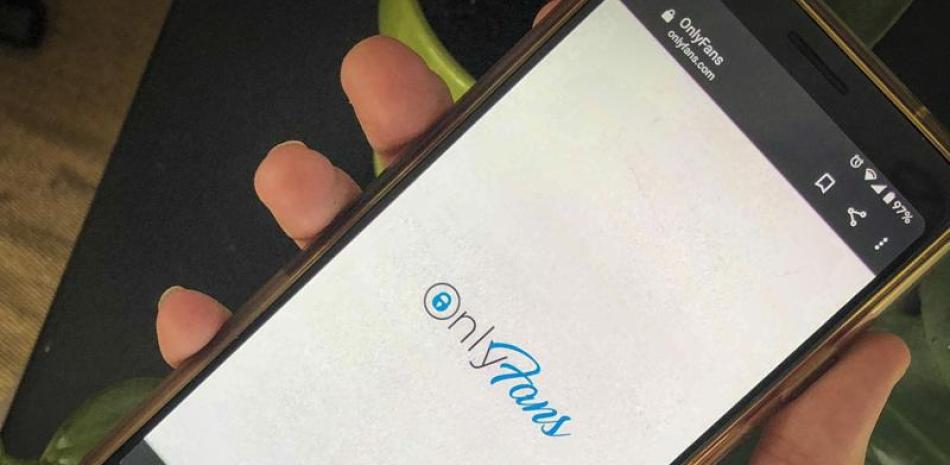 Esta fotografía muestra la página de OnlyFans en un teléfono, el jueves 19 de agosto de 2021. El sitio, en el que los usuarios pagan a los creadores por sus fotografías y videos, anunció que tiene previsto prohibir los contenidos “sexualmente explícitos”. (AP Foto/Tali Arbel)