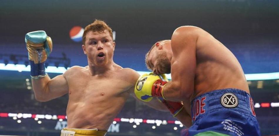 Saúl "Canelo" Álvarez (izquierda) le pega a Billy Joe Saunders durante una pelea de box en Arlington, Texas.