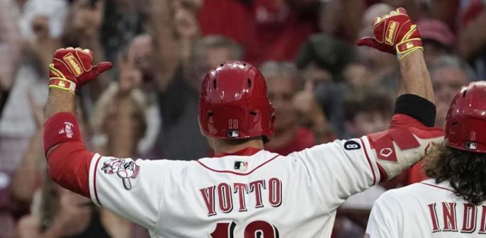 Joey Votto, de los Rojos de Cincinnati, festeja luego de conectar un jonrón de tres carreras en el juego del jueves 19 de agosto de 2021, ante los Marlins de Miami.