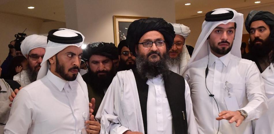 En esta foto de archivo tomada el 29 de febrero de 2020, el cofundador de los talibanes, Mullah Abdul Ghani Baradar (C), se va después de firmar un acuerdo con los Estados Unidos durante una ceremonia en la capital de Qatar, Doha. El líder adjunto y cofundador de los talibanes, Mullah Abdul Ghani Baradar, llegó a Kandahar el 17 de agosto de 2021 y aterrizó en la antigua capital del grupo insurgente pocos días después de que tomaron el control del país. Giuseppe CACACE / AFP