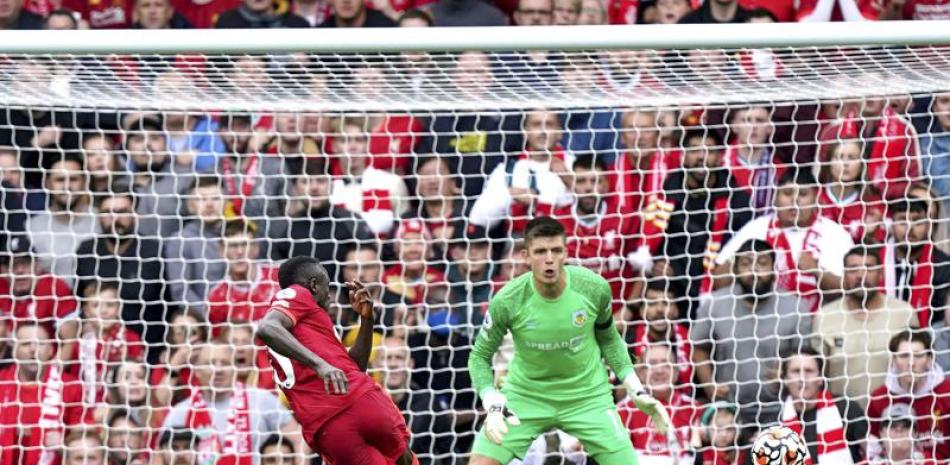 Sadio Mane, de Liverpool anota contra Burnley en partido de la Liga Premier en Anfield, Liverpool, Inglaterra. (Mike Egerton/PA via AP)
