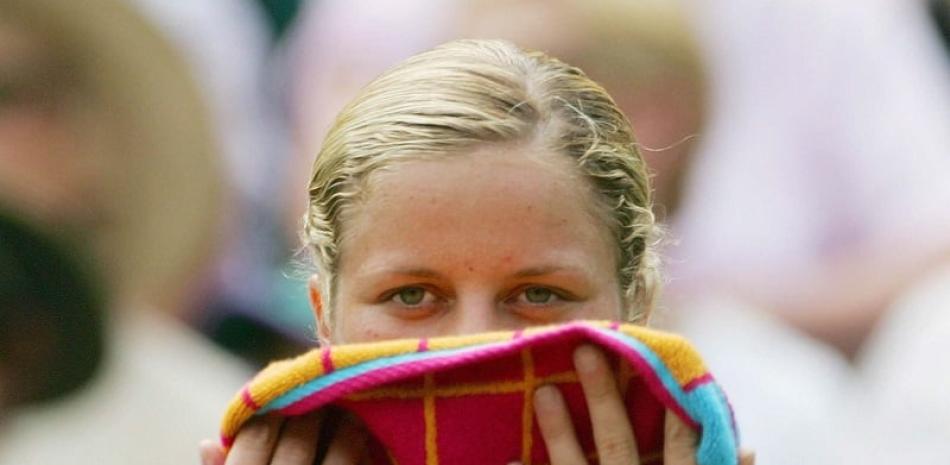 La tenista belga Kim Clijsters se seca el sudor. EFE/Gerry Penny.