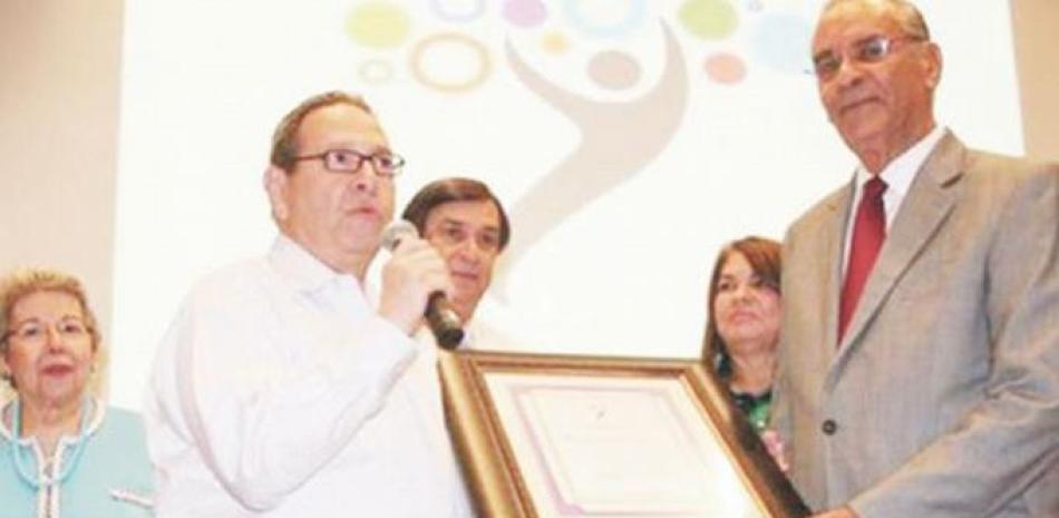Rafael Perelló entrega a José Miguel Germán el diploma de banilejo distinguido.