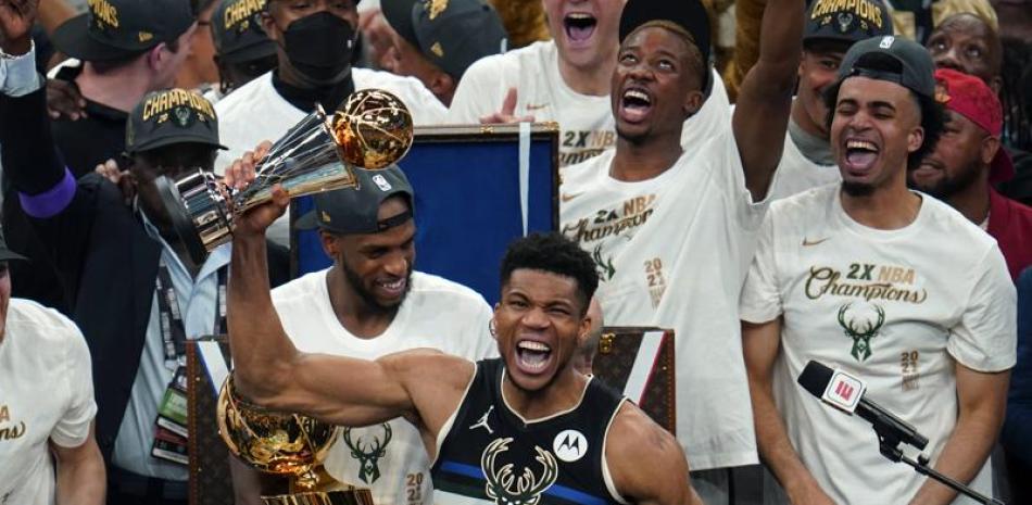 Giannis Antetokounmpo sostiene el trofeo de MVP de las Finales tras vencer a los Suns de Phoenix en el juego 6  de la serie para ganar el título en agosto. (AP)