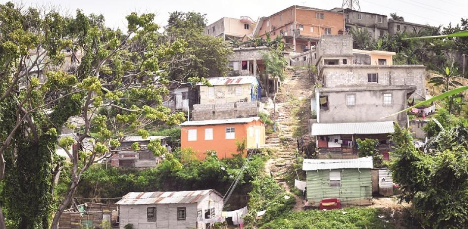 La zona en los alrededores de la cañada de Guajimía donde han sido levantadas viviendas es considerada de alto riesgo por las autoridades. JA MALDONADO/LISTÍN DIARIO