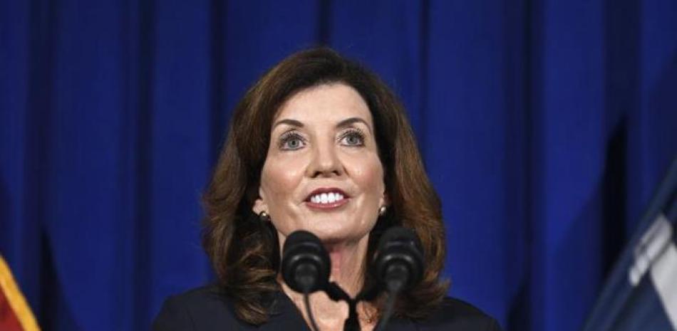 La vicegobernadora de Nueva York, Kathy Hochul, habla en conferencia de prensa en el Capitolio estatal en Albany, Nueva York, 11 de agosto de 2021. Hochul se prepara para tomar las riendas tras la renuncia del gobernador Andrew Cuomo. (AP Foto/Hans Pennink)