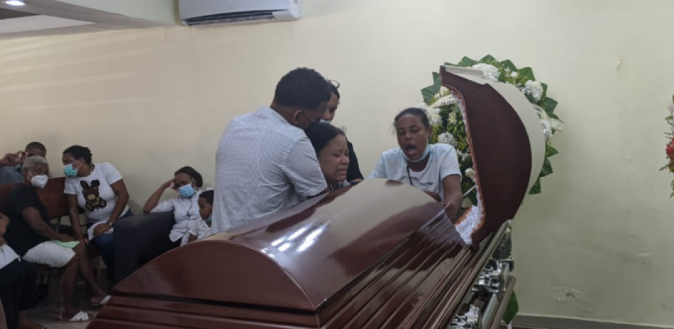 Familiares y amigos del mayor del Ejército, José Antonio Santana de la Cruz, asesinado el pasado fin de semana y velado en la funeraria municipal de Haina. HELENNY AMPARO/LISTÍN DIARIO