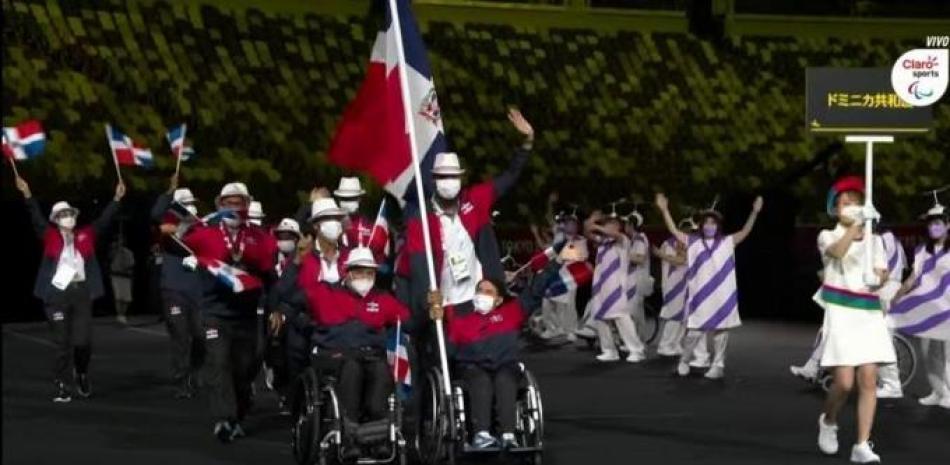 La delegación dominicana desfila durante la ceremonia de inauguración de los Juegos Paralímpicos en Tokio, Japón.