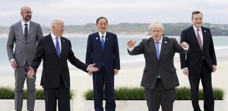 Foto de archivo del 11 de junio de 2021 de los líderes del G7 posando para una fotografía grupal en el marco de la cubre del G7 en Carbis Bay, Inglaterra. (Phil Noble, fotografía de Pool vía AP, Archivo)