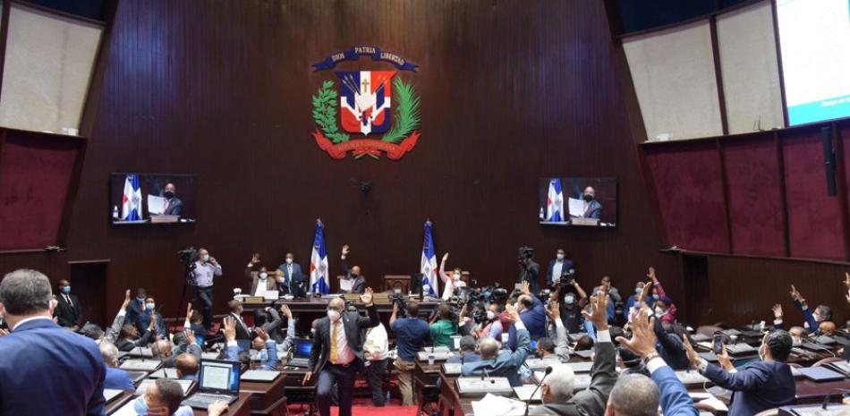Los legisladores oficialistas lograron imponer su mayoría en la Cámara de Diputados y aprobaron en única lectura la solicitud de prórroga del estado de emergencia con 79 votos a favor, 20 en contra y 21 diputados que se abstuvieron.