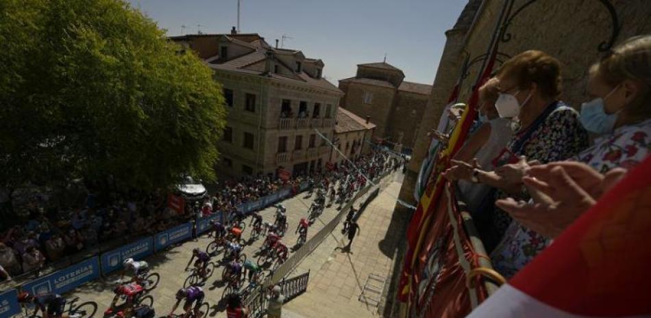El pelotón de la Vuelta a España durante la segunda etapa en Burgos.