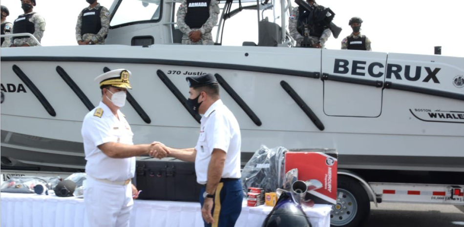 Abdiel Rosado, en representación de EEUU, entregó la lancha al jefe de la Armada, Ramón Gustavo Betances.