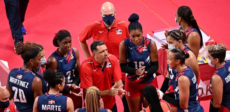 Marcos Kweik imparte instrucciones al equipo dominicano durante el torneo de voleibol de los Juegos Olímpicos.