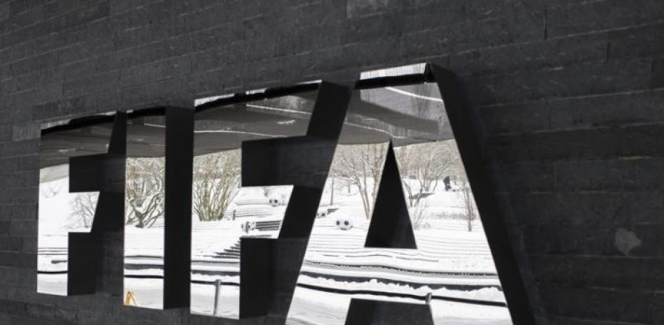 El logo de la FIFA afuera de la sede de la entidad en Zúrich, Suiza.