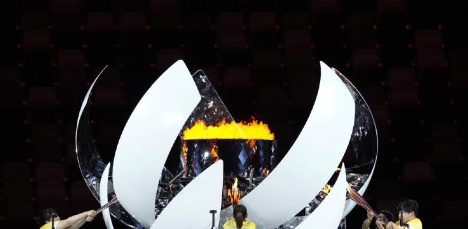 Atletas encienden el pebetero de los Juegos Paraolímpicos durante la ceremonia de apertura en el Estadio Nacional de Tokio, el martes 24 de agosto de 2021.